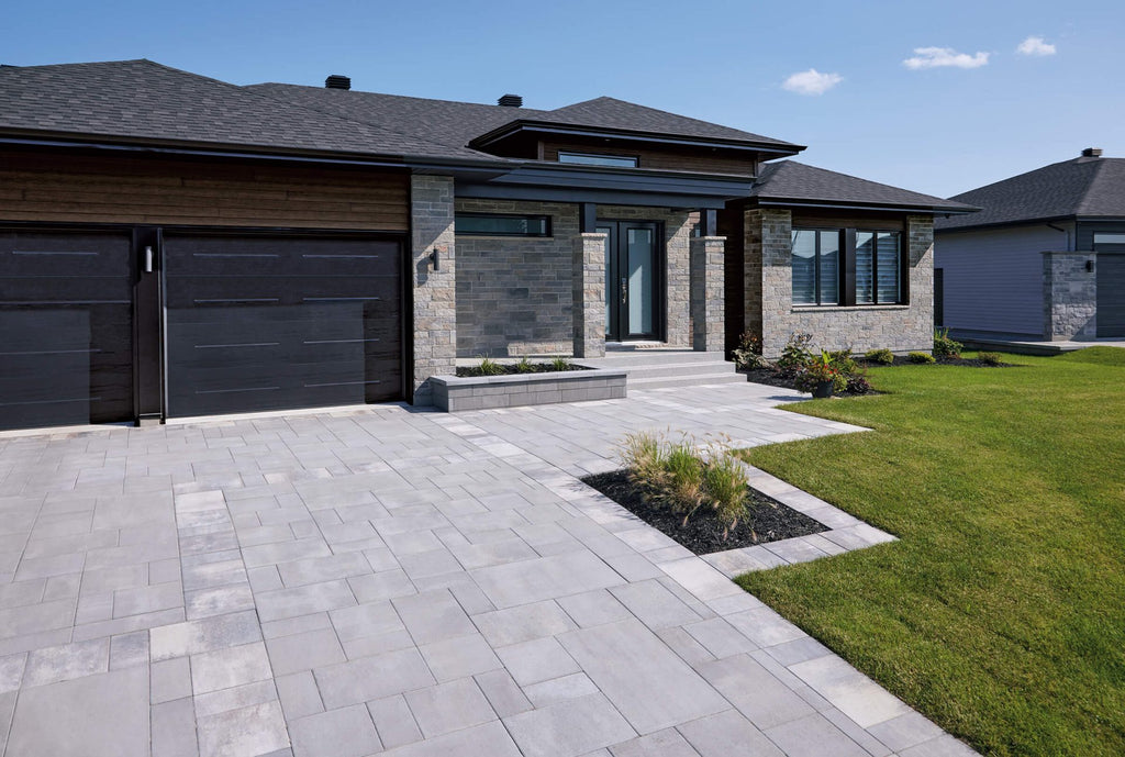 Brique Cinco Plus® grise avec un fini texturé, idéale pour des façades distinctives.