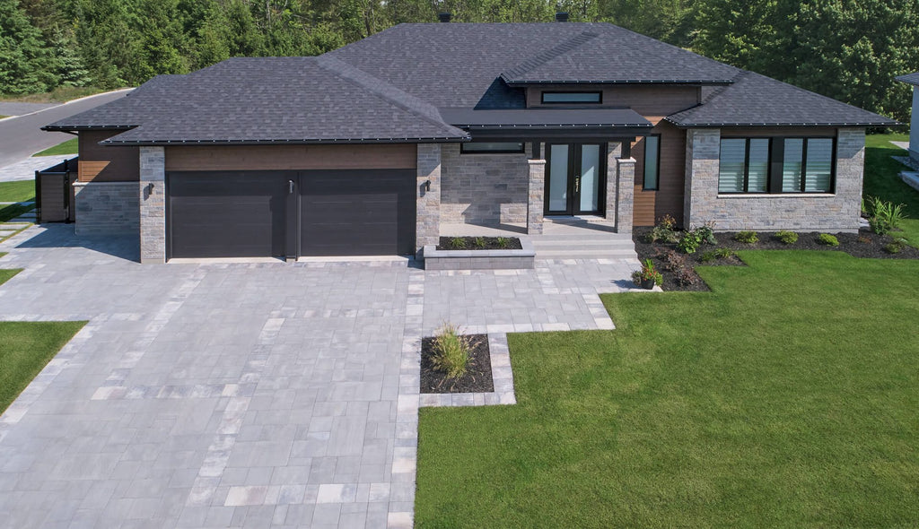 Brique Cinco Plus® grise avec un fini texturé, utilisée pour des façades élégantes.