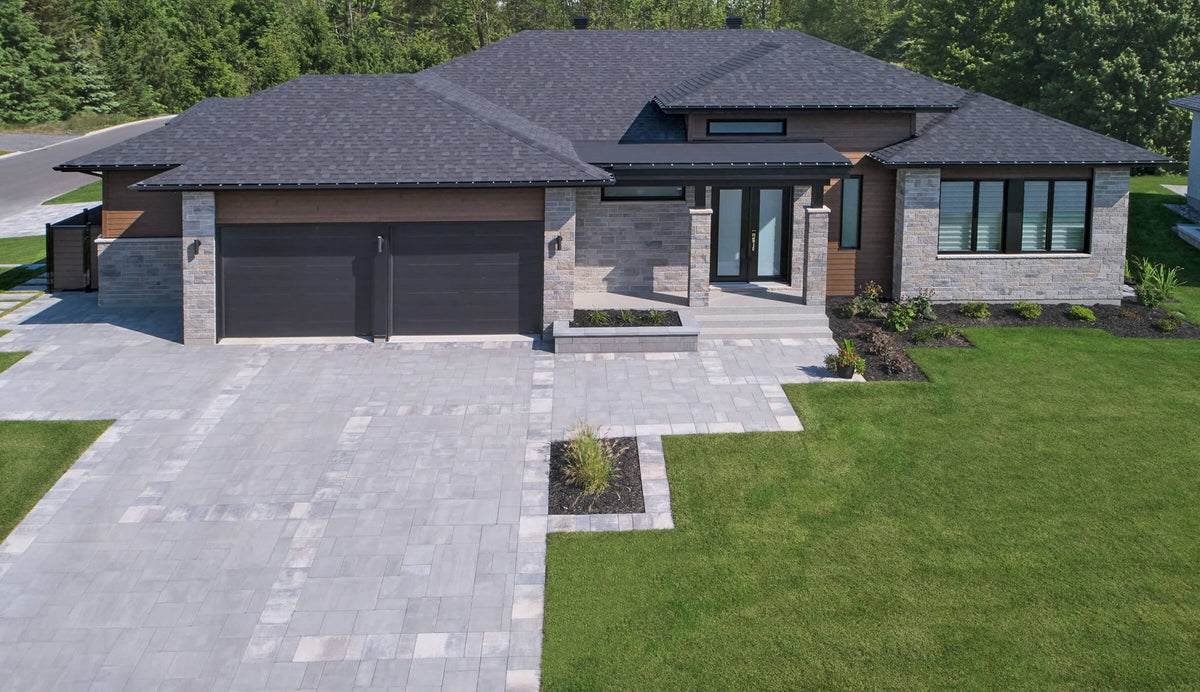 Brique Cinco Plus® grise avec un fini texturé, utilisée pour des façades élégantes.
