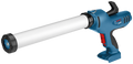 Pistolet à calfeutrer électrique bleu avec un tube blanc, conçu pour appliquer des matériaux d'étanchéité.