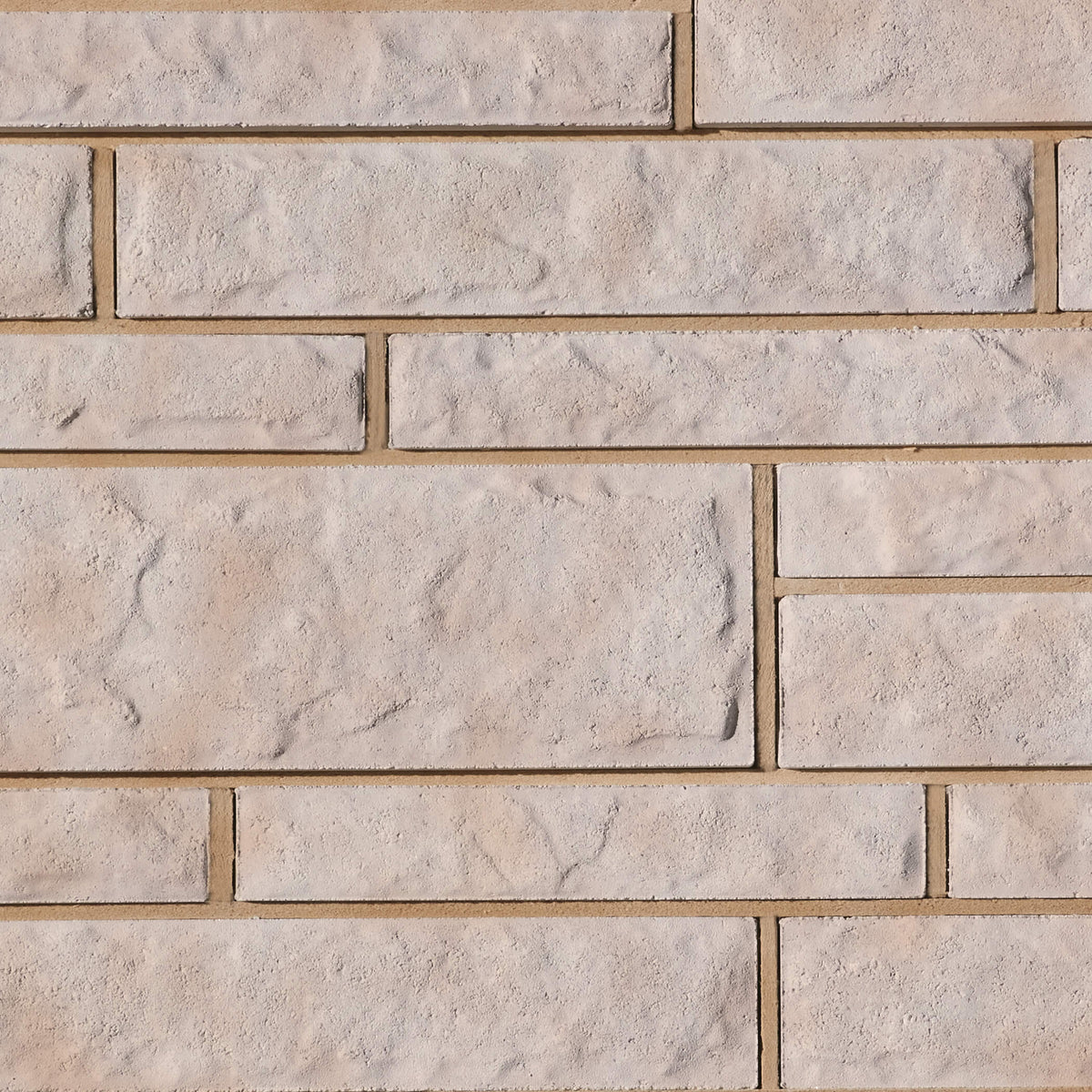 Mur en briques beige avec des textures et des joints visibles, créant un aspect de maçonnerie.