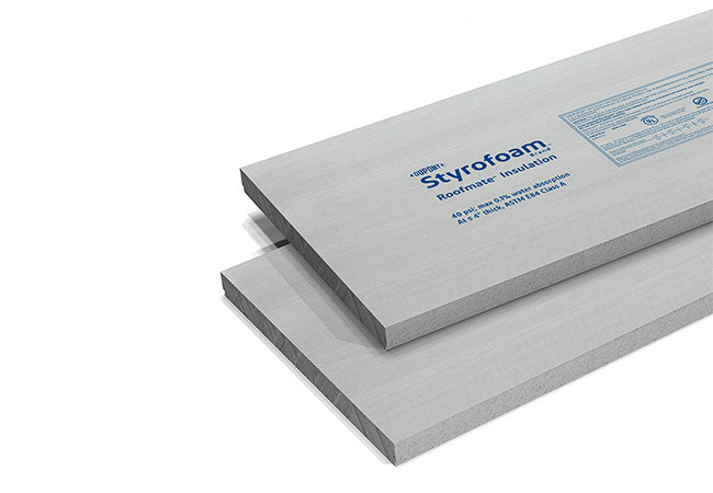 Panneaux d'isolation en polystyrène extrudé DuPont™ Styrofoam™ Roofmate™, couleur gris clair, empilés avec étiquette bleue.